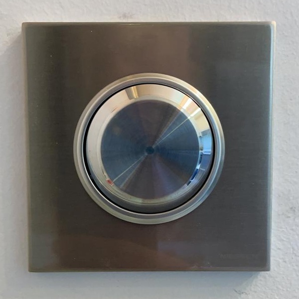 Декоративная 1-постовая рамка для выключателей и розеток