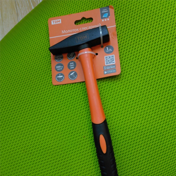 Слесарный молоток массой 200 грамм с прорезиненной рукояткой