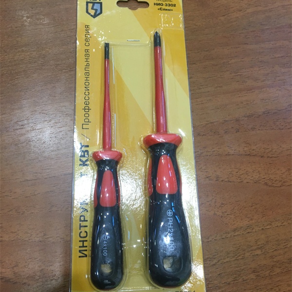 Набор из двух изолированных отверток КВТ НИО-3302 VDE, с профилями шлиц 4мм и крест PH2