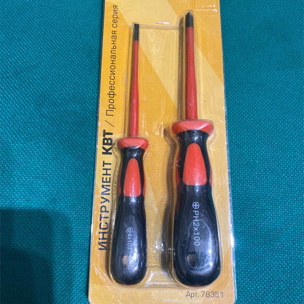 Набор из двух изолированных отверток КВТ НИО-3302 VDE, с профилями шлиц 4мм и крест PH2