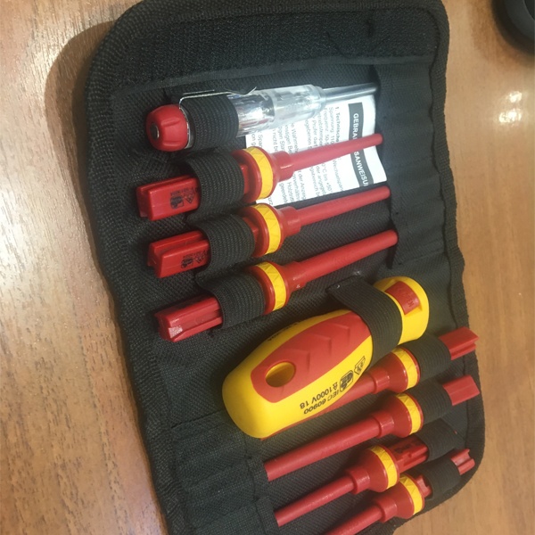 Изолированная рукоятка КВТ Профи НИО-4408 в наборе со сменными стержнями (7 шт) и отверткой индикатором напряжения