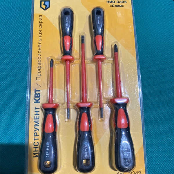 Набор из пяти изолированных отверток КВТ НИО-3305 VDE, с профилями шлиц и крест PH