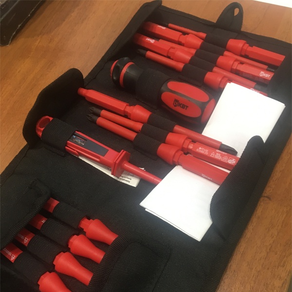 Набор диэлектрических отверток VDE со сменными стержнями, 13 шт. НИО-1113 КВТ