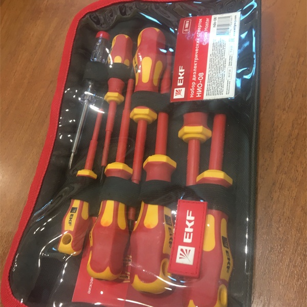 Набор из 8 изолированных отверток КВТ Профи НИО-08 в текстильном кейсе, для работы под напряжением до 1000 В