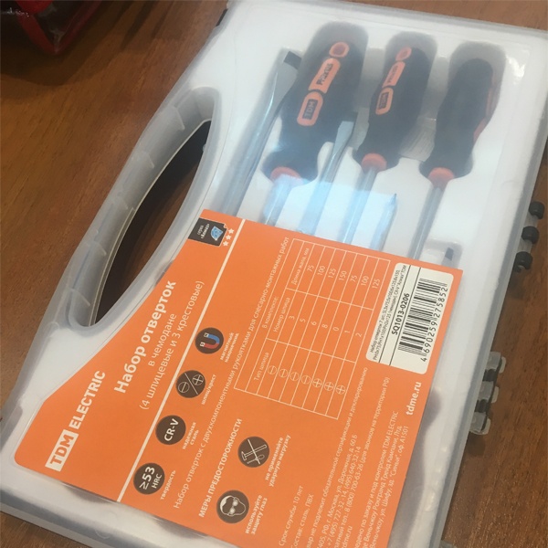 Набор из 7 отверток с прямым и крестообразным шлицем, в пластиковом боксе, магнитные наконечники