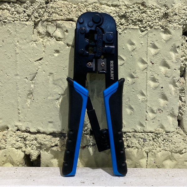 Инструмент для обжима разъемов RJ-45 (8P8C), RJ-12 (6P6C) и RJ-11 (6P4C и 6P2C), снятия изоляции и обрезки проводов