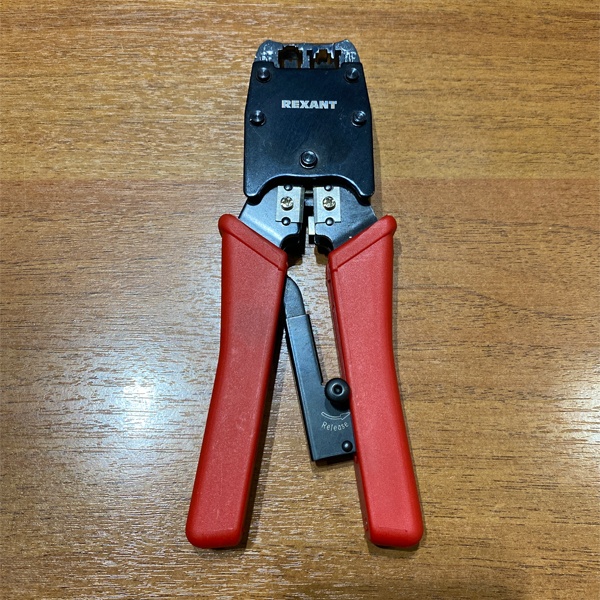 Инструмент для обжима разъемов RJ-45 (8P8C), RJ-12 (6P6C) и RJ-11 (6P4C и 6P2C), снятия изоляции и обрезки проводов