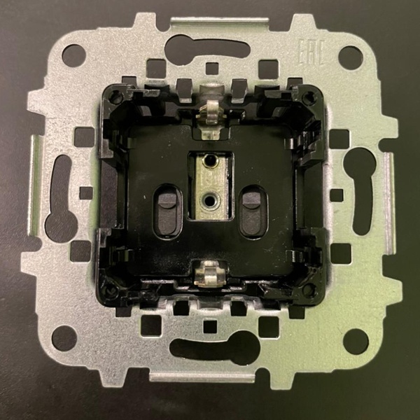 Встраиваемый механизм силовой розетки SCHUKO с заземлением для плоского монтажа