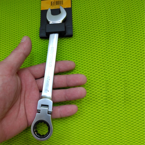 Ключ рожковый, накидной КВТ трещоточный с шарниром, размером 17 мм