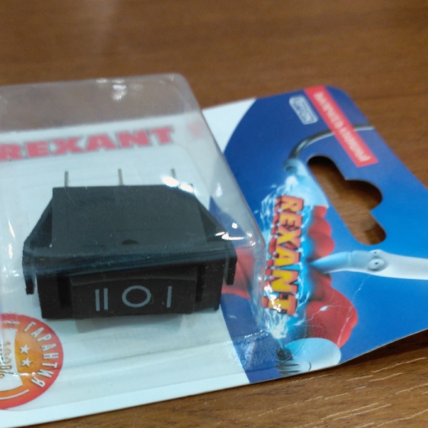 Черный рокерный переключатель Рексант для электрооборудования на 3 положения 10 Ампер в блистерной упаковке