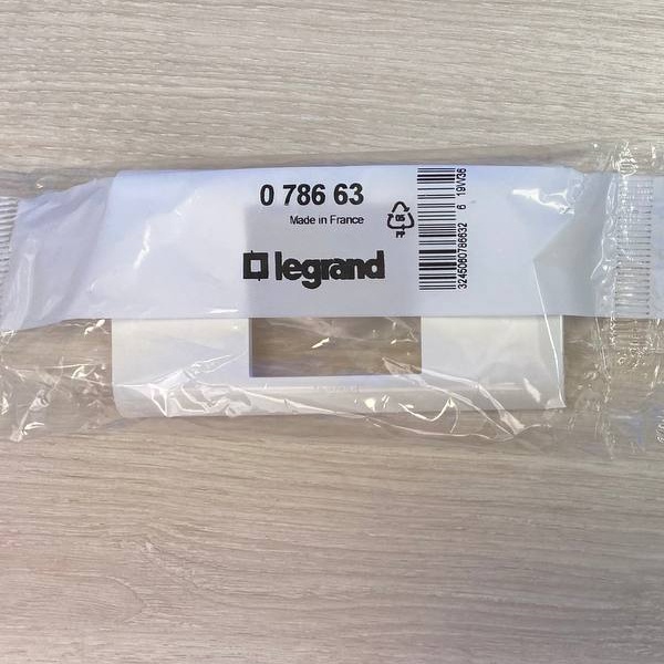 Компьютерная UTP розетка 2хRJ45 Legrand Mosaic 6 категории два модуля белого цвета с рамкой 6,5 см