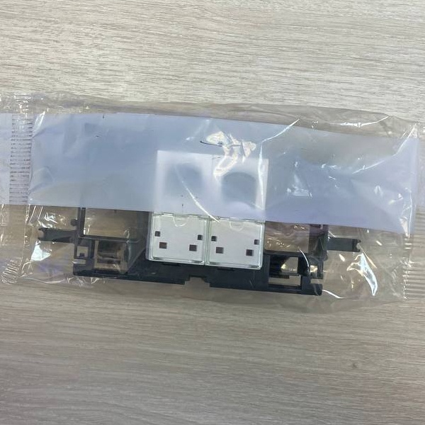 Компьютерная UTP розетка 2хRJ45 Legrand Mosaic 6 категории два модуля белого цвета с рамкой 6,5 см