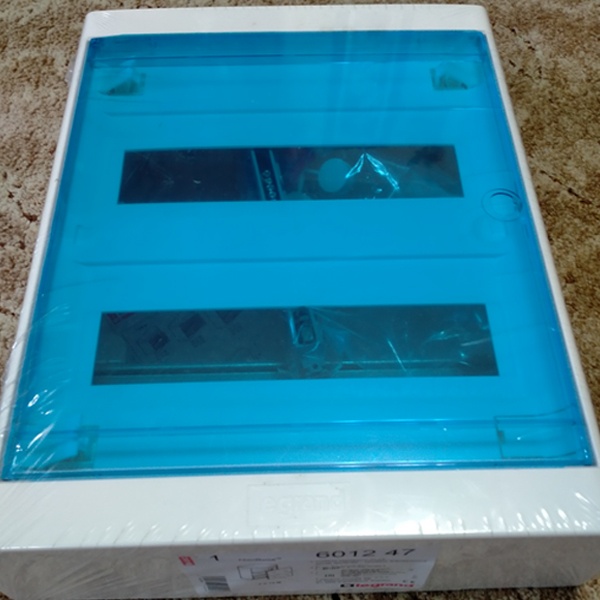 Навесной, распределительный бокс открытой установки, двухрядный, на двадцать четыре + два модуля с клеммами нейтраль+земля с прозрачной пластиковой дверцей