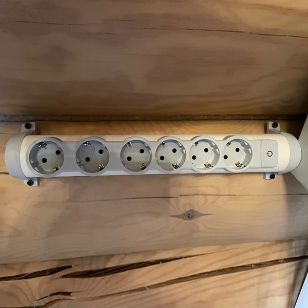 Розеточная колодка на 6 гнезд 16 A с заземляющими контактами и выключателем Легран для удлинителя