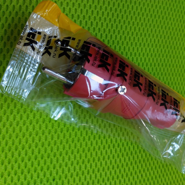 Каучуковая вилка прямая ИЭК Омега с заземляющим контактом, цвет красный