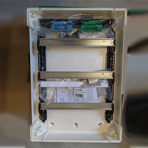 Распределительный электрощит накладной установки Прагма три ряда 54 модуля дымчатая дверь шины N+PE