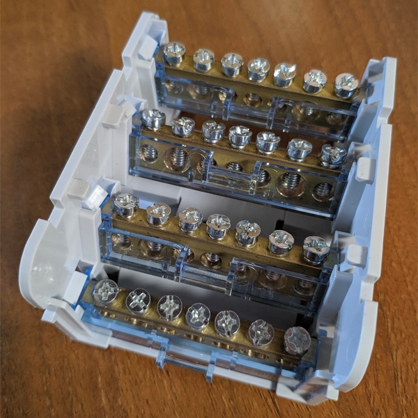 Шина изолированная KSN-2-4, номинальный ток 100 Ампер, Tekfor SNK-2-4-07 (5х5,3мм+2х9мм)