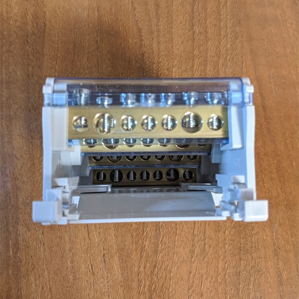 Шина изолированная KSN-2-4, номинальный ток 100 Ампер, Tekfor SNK-2-4-07 (5х5,3мм+2х9мм)