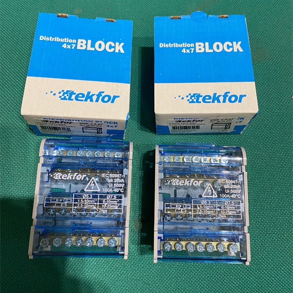 Шина изолированная KSN-2-4, номинальный ток 100 Ампер, Tekfor SNK-2-4-07 (5х5,3мм+2х9мм)