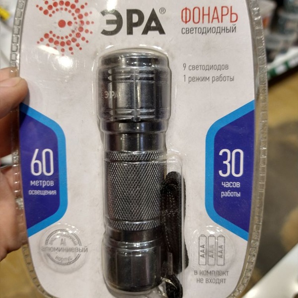 Портативный светодиодный фонарь ЭРА в прочном алюминиевом корпусе, дальность луча 60 метров, на батарейках (3 тип ААА)