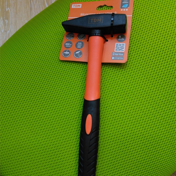 Слесарный молоток массой 400 грамм с прорезиненной рукояткой