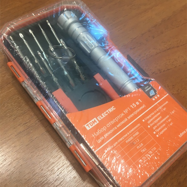 Отвертка с набором бит для монтажа мелкой электроники, в пластиковом боксе