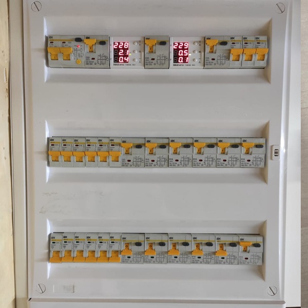 Электрический шкаф Текфор, скрытого монтажа, трехрядный на 54 модуля, с прозрачной черной дверцей, дин рейка, нулевая и земляная шина