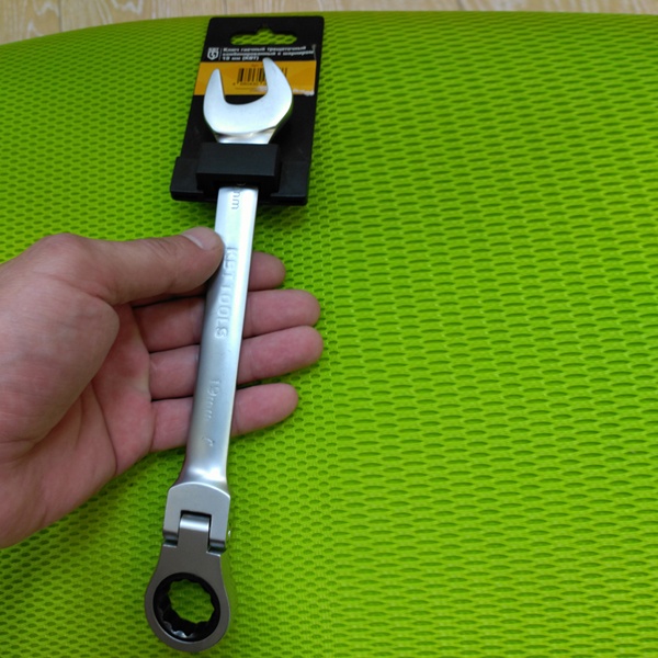 Ключ рожковый, накидной КВТ трещоточный с шарниром, размером 19 мм