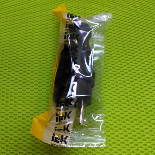 Электрическая вилка прямая каучуковая с заземлением ВБп3-1-Ом IP44 IEK