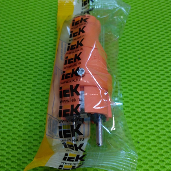 Каучуковая вилка прямая ИЭК Омега с заземляющим контактом, цвет оранжевый