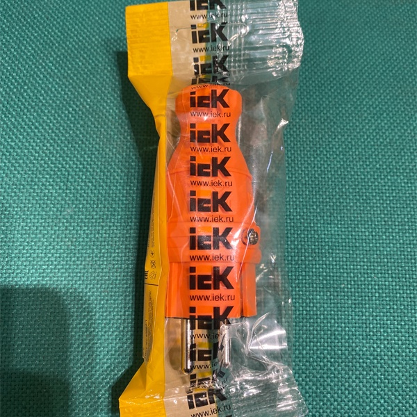 Каучуковая вилка прямая ИЭК Омега с заземляющим контактом, цвет оранжевый