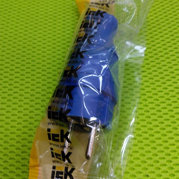 Каучуковая вилка прямая ИЭК Омега с заземляющим контактом, цвет синий