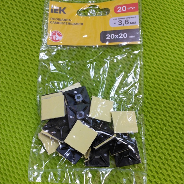 Нейлоновая площадка 20x20мм с клеевой основой, черная под хомуты ИЭК