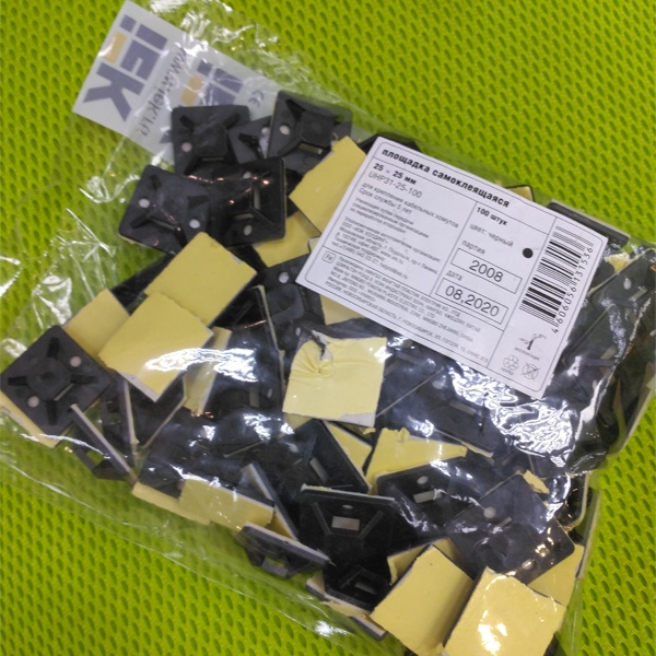 Нейлоновая площадка 25x25мм с клеевой основой, черная под хомуты ИЭК