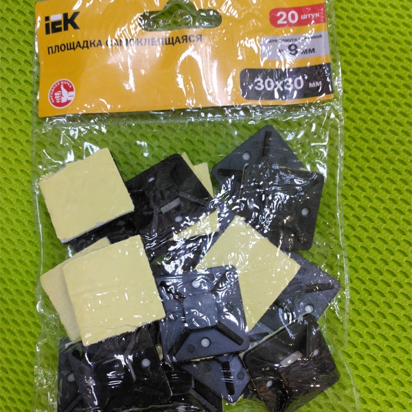 Нейлоновая площадка 30x30мм с клеевой основой, черная под хомуты ИЭК