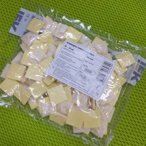 Нейлоновая площадка 20x20мм с клеевой основой, белая под хомуты ИЭК