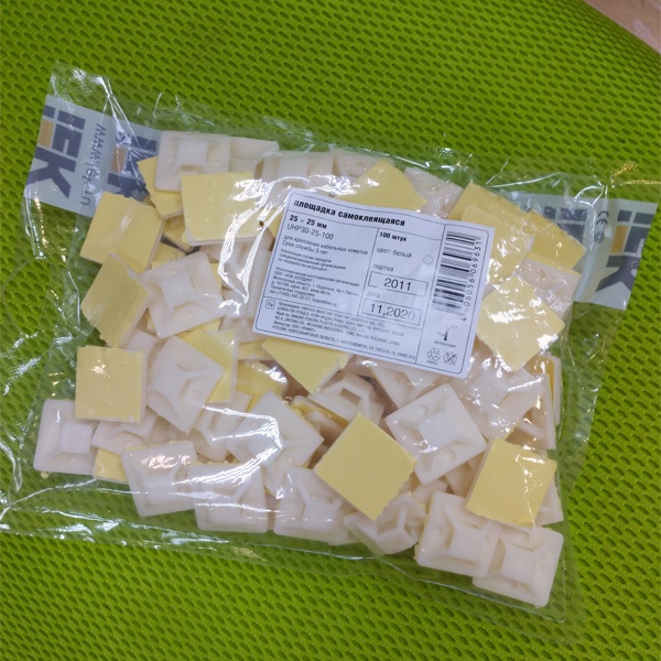 Нейлоновая площадка 25x25мм с клеевой основой, белая под хомуты ИЭК