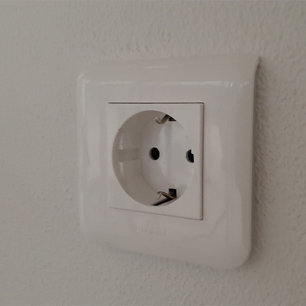 Розетка электрическая Legrand Mosaic с двумя контактами и одним заземляющим белого цвета на два модуля с винтовым подключением