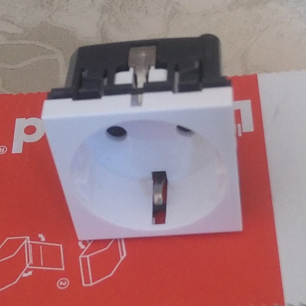 Розетка электрическая Legrand Mosaic с двумя контактами и одним заземляющим белого цвета на два модуля с винтовым подключением