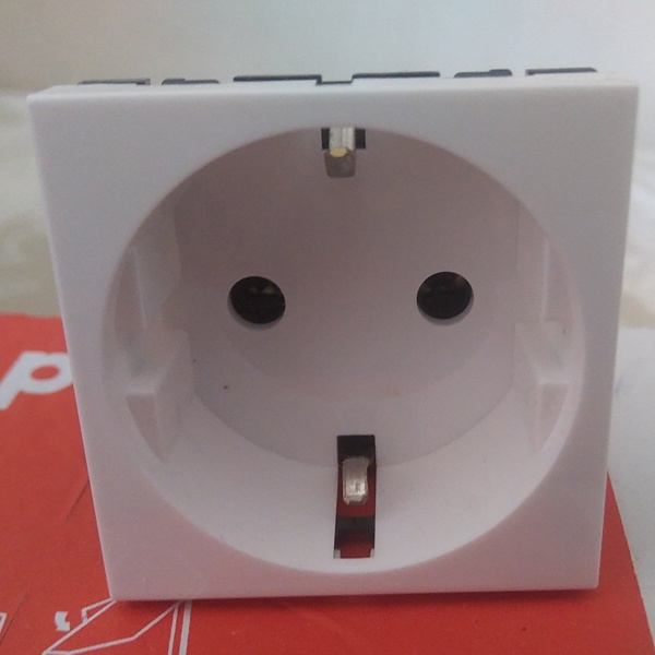 Розетка электрическая Legrand Mosaic с двумя контактами и одним заземляющим белого цвета на два модуля с винтовым подключением