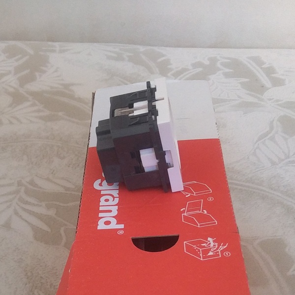 Розетка электрическая Legrand Mosaic с двумя контактами и одним заземляющим белого цвета на два модуля с винтовым подключением