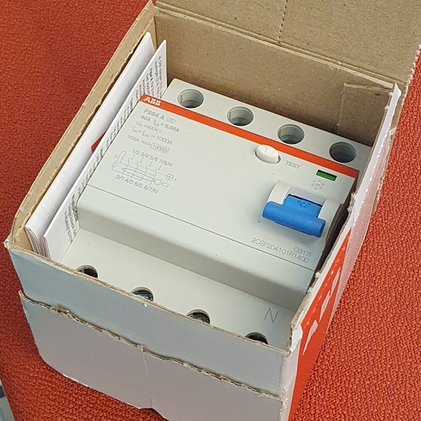 Трехфазное устройство защитного отключения ABB F204 номинальный ток 40А, ток утечки 30mA, тип AC, 4 полюса, 4 модуля