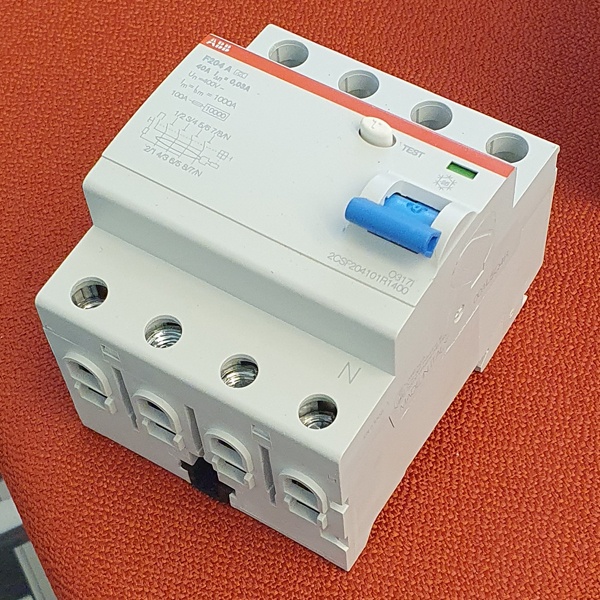 Трехфазное устройство защитного отключения ABB F204 номинальный ток 40А, ток утечки 30mA, тип AC, 4 полюса, 4 модуля