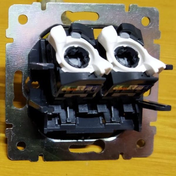 Компьютерная двойная розетка с двумя разъемами RJ45 категории 5е UTP Legrand серии Valena. Цвет - слоновая кость