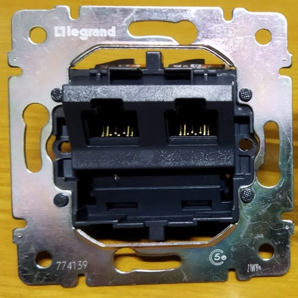 Компьютерная двойная розетка с двумя разъемами RJ45 категории 5е UTP Legrand серии Valena. Цвет - слоновая кость