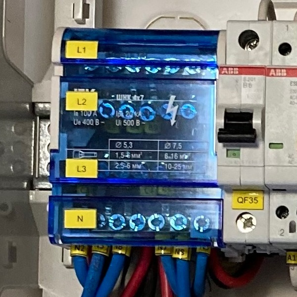 Распределительный блок на DIN-рейку в корпусе 3L+PEN 4х7 ИЭК 100А