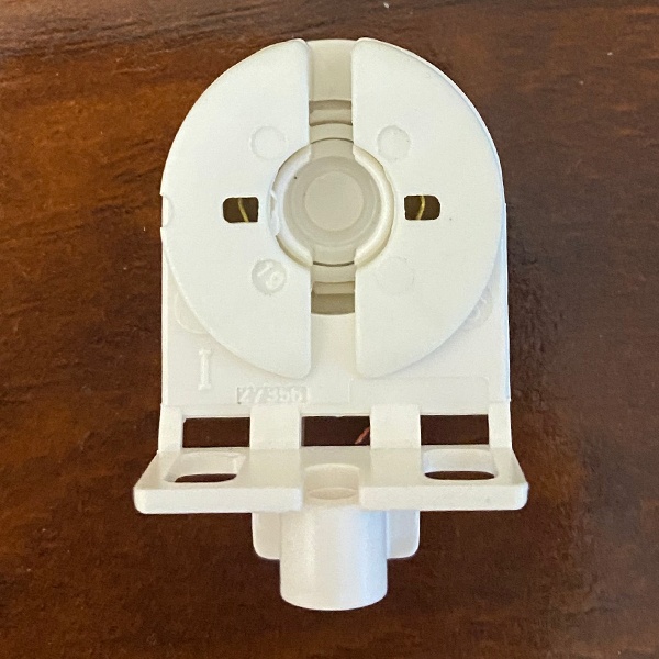 Накладной патрон G13 для линейных люминесцентных ламп Т8.