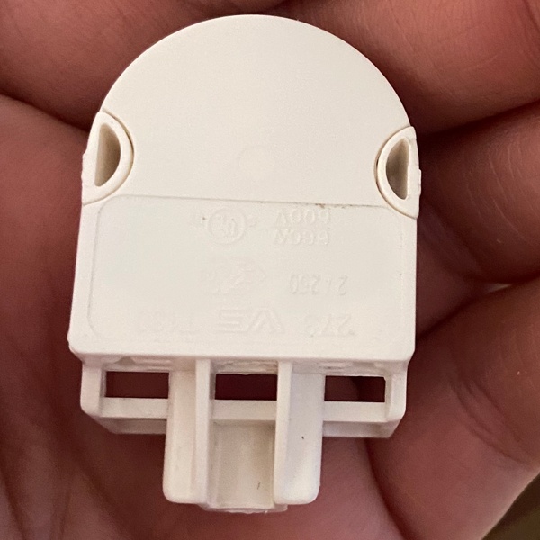 Накладной патрон G13 для линейных люминесцентных ламп Т8.