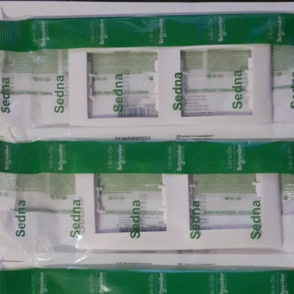 Декоративная рамка Schneider Electric серии Sedna горизонтальной установки под 2 электроустановочных изделия, цвет белый