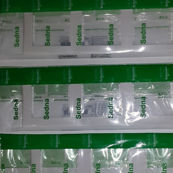 Декоративная рамка Schneider Electric серии Sedna горизонтальной установки под 3 электроустановочных изделия, цвет белый